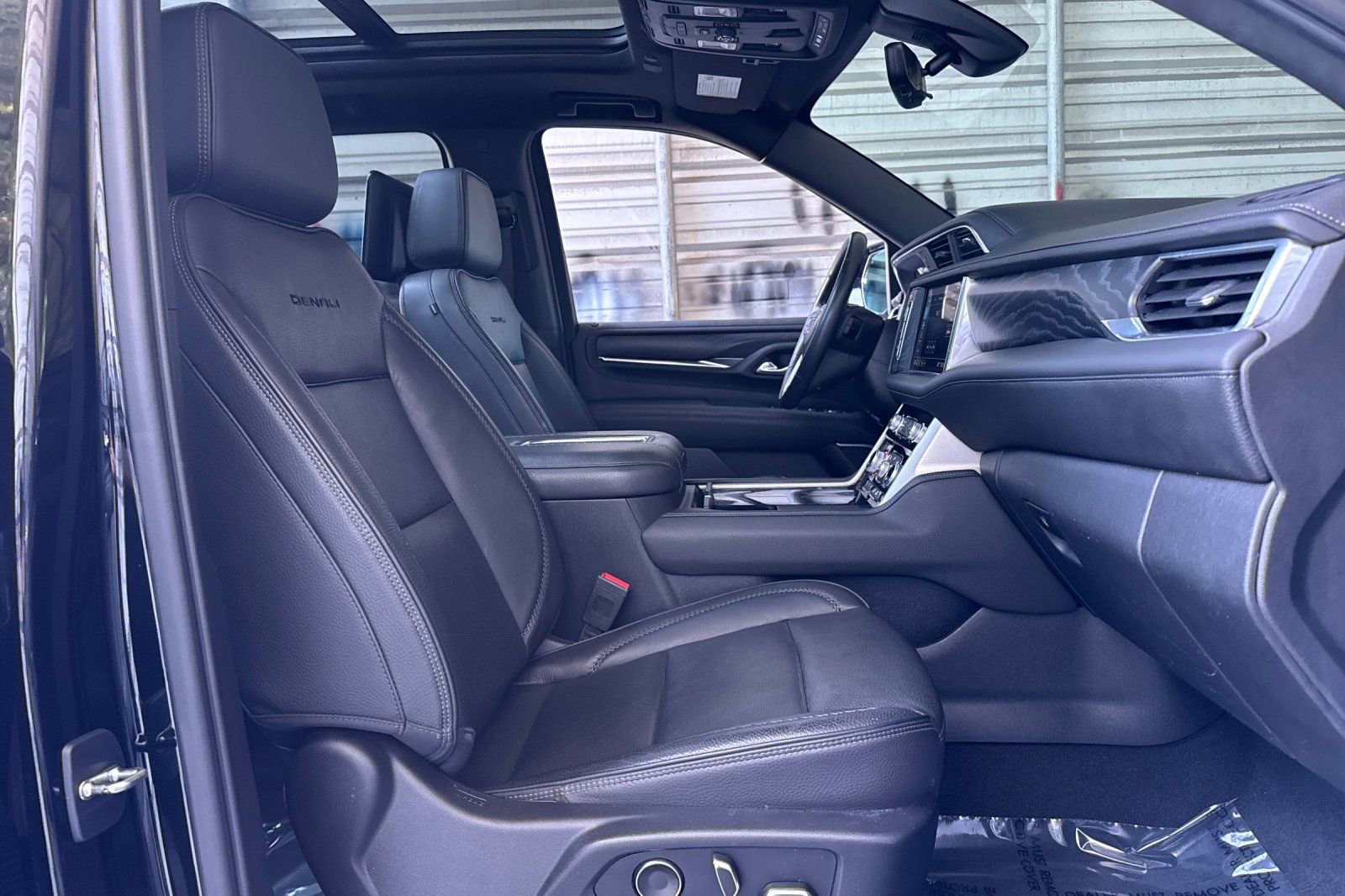 Used 2021 GMC Yukon XL Denali w/ Denali Premium Package image 18