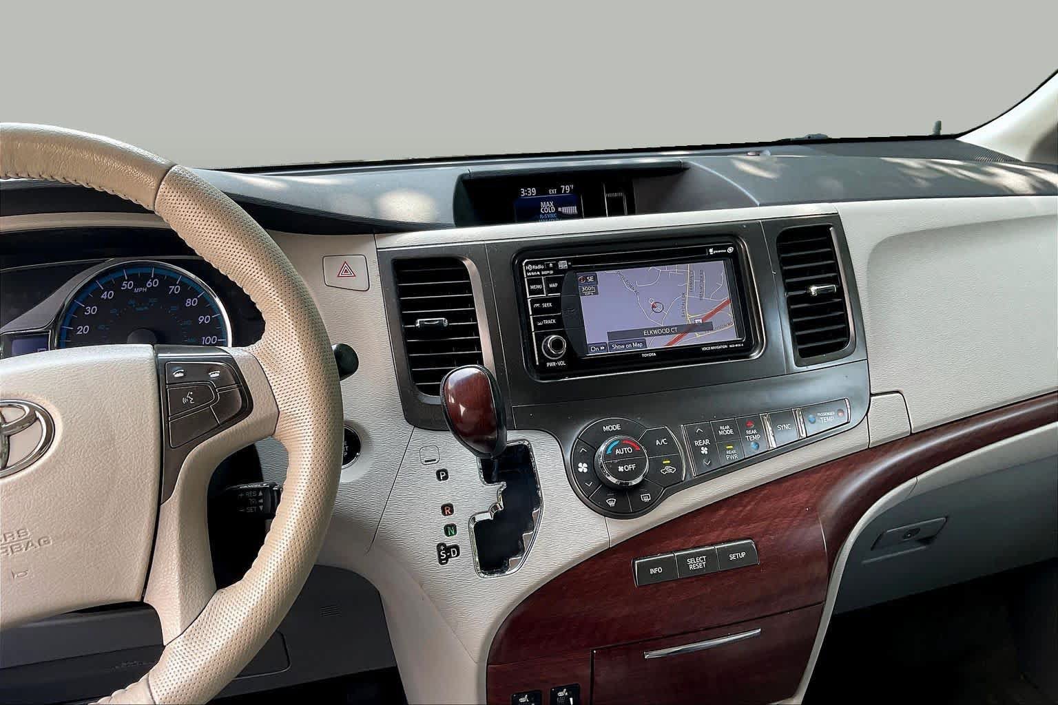 Used 2014 Toyota Sienna XLE w/ Entertainment Package FWD image 6