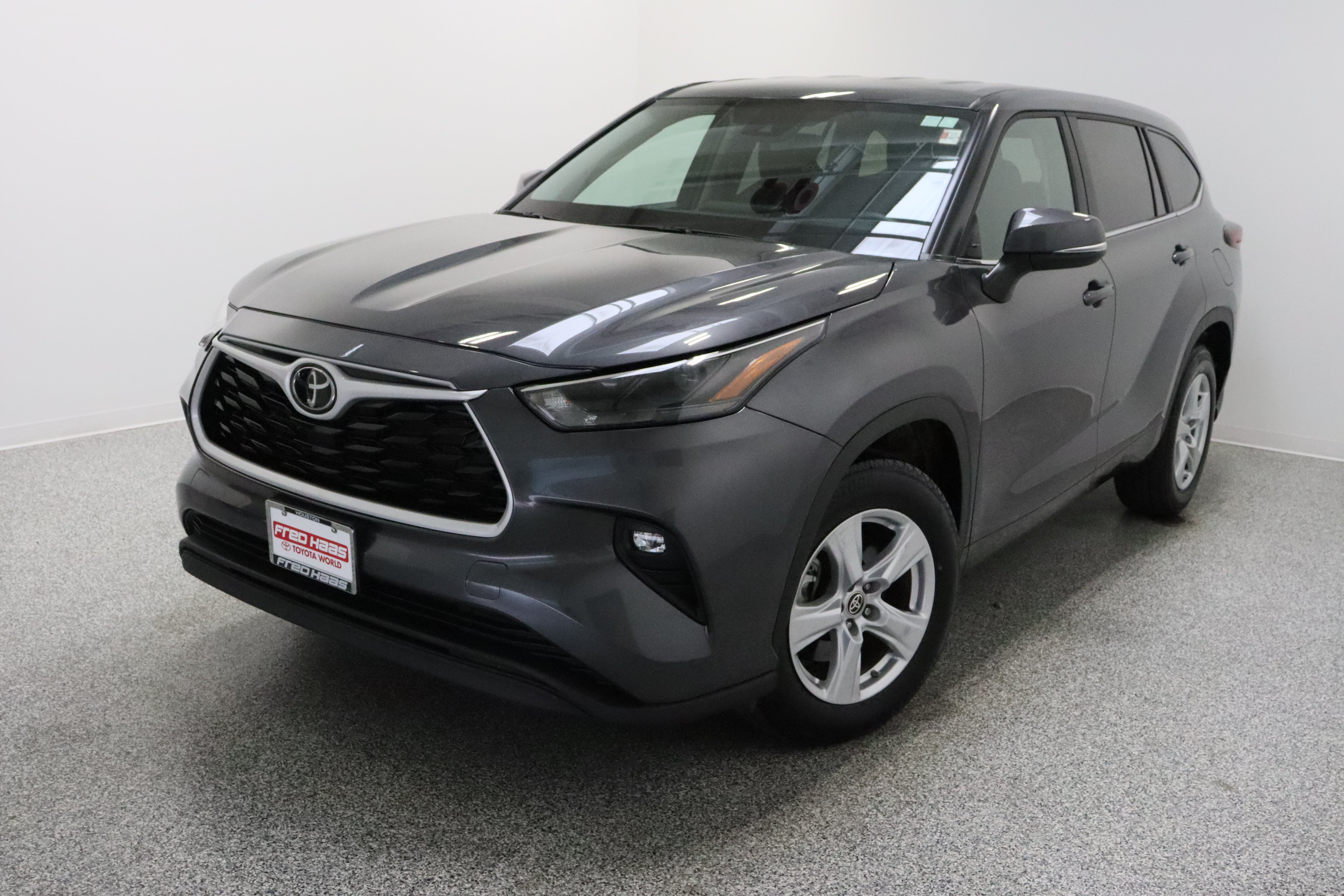 Used 2025 Toyota Highlander LE FWD image 2