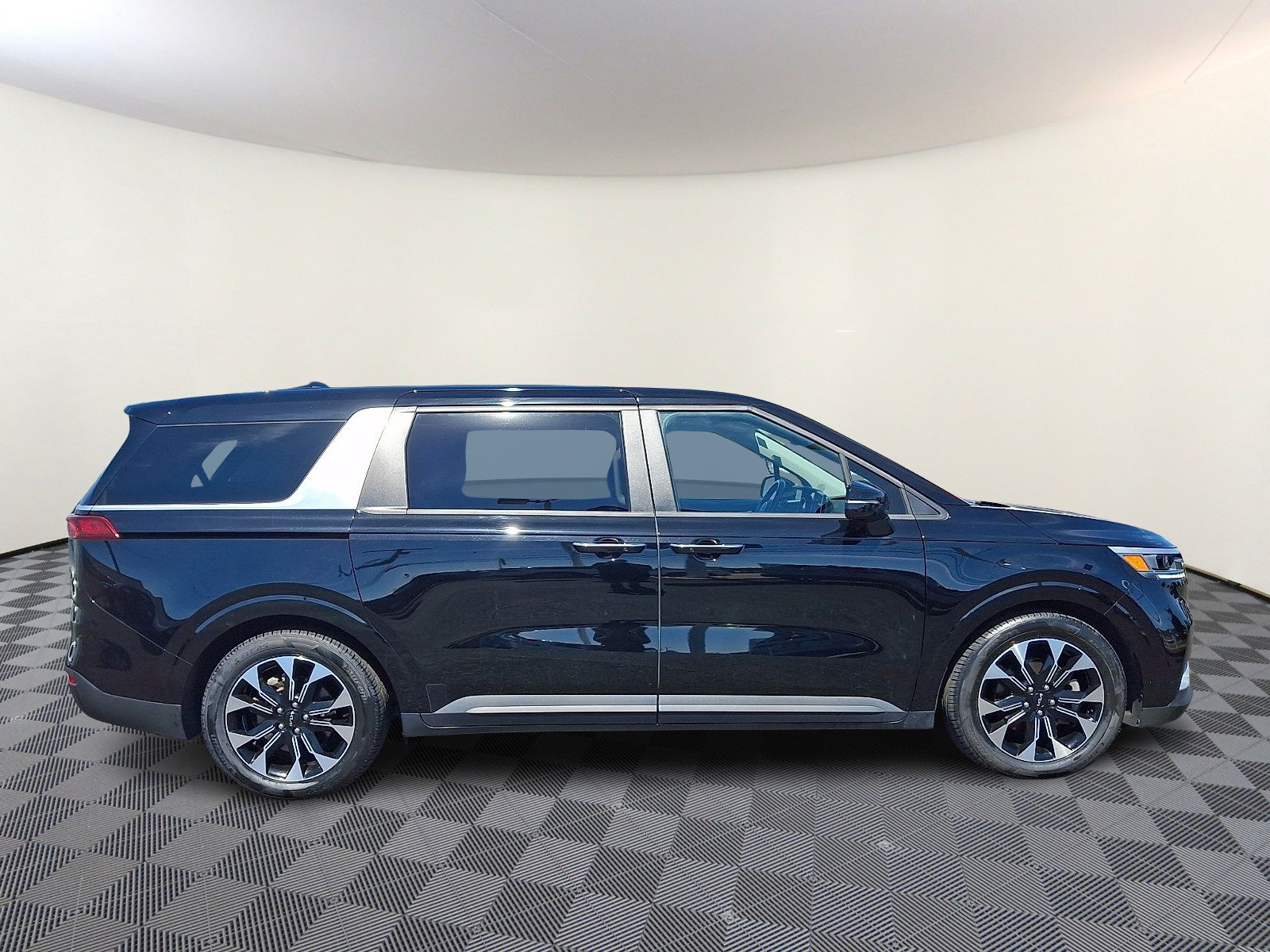 Used 2024 Kia Carnival EX FWD image 8