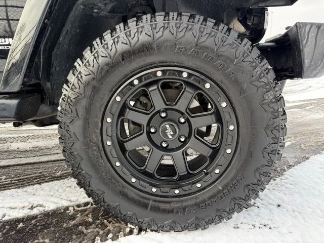 Used 2018 Jeep Wrangler Unlimited Sahara w/ Connectivity Group image 17