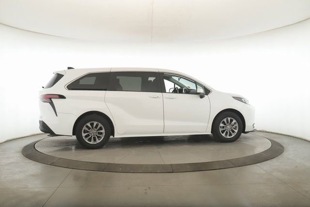 Used 2024 Toyota Sienna LE image 6