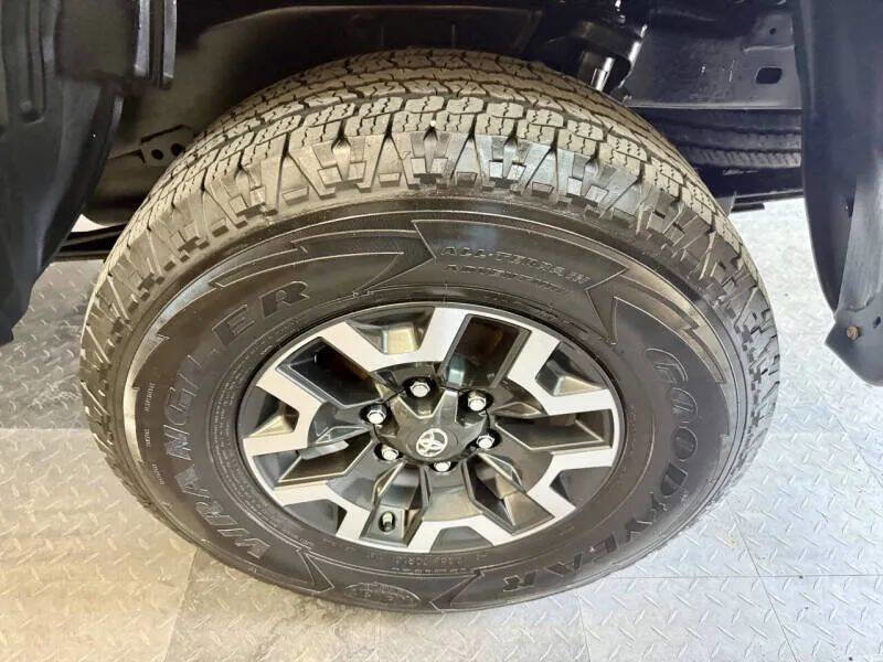 Used 2018 Toyota Tacoma SR image 18
