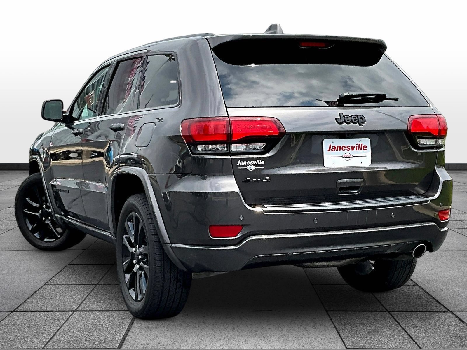 Used 2020 Jeep Grand Cherokee Altitude AWD/4WD image 5