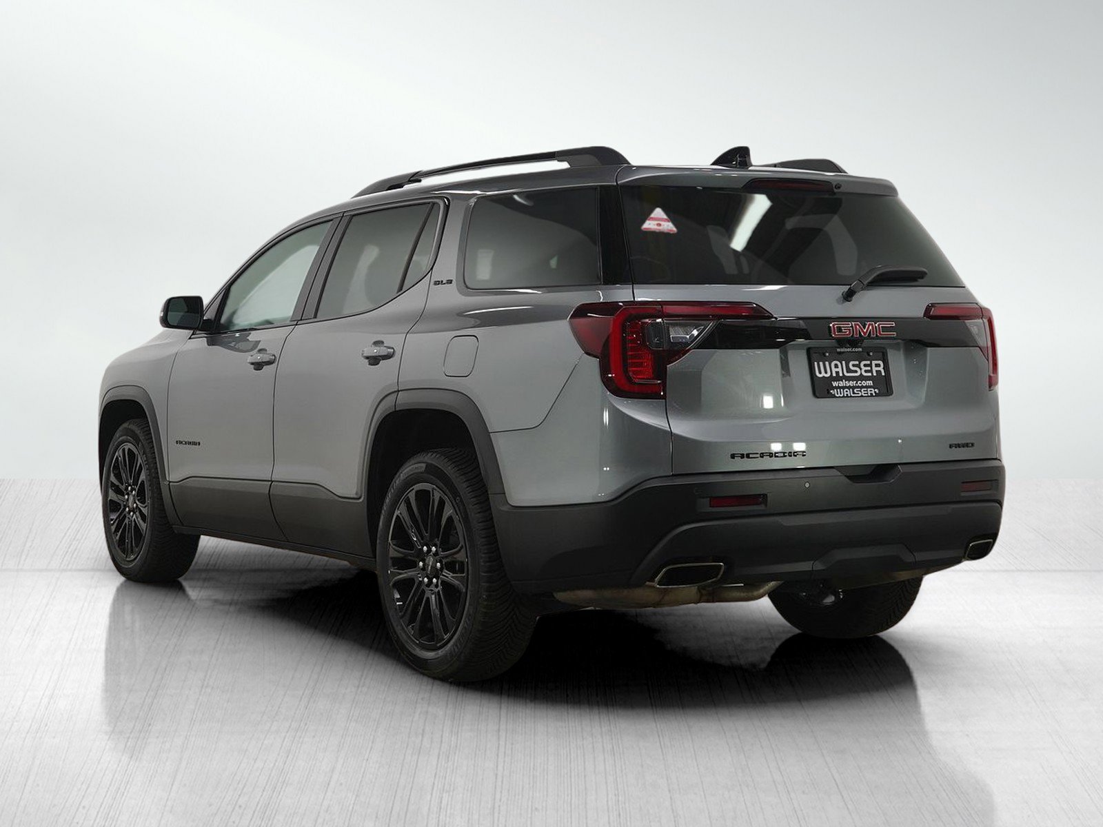 Used 2023 GMC Acadia SLE image 3