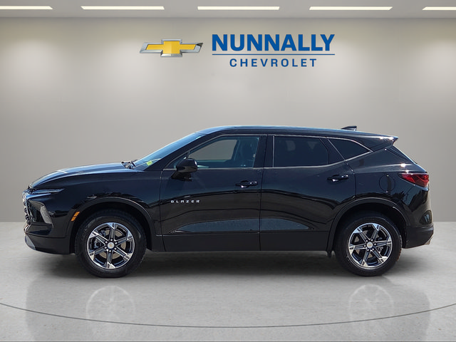 Used 2025 Chevrolet Blazer LT FWD image 2