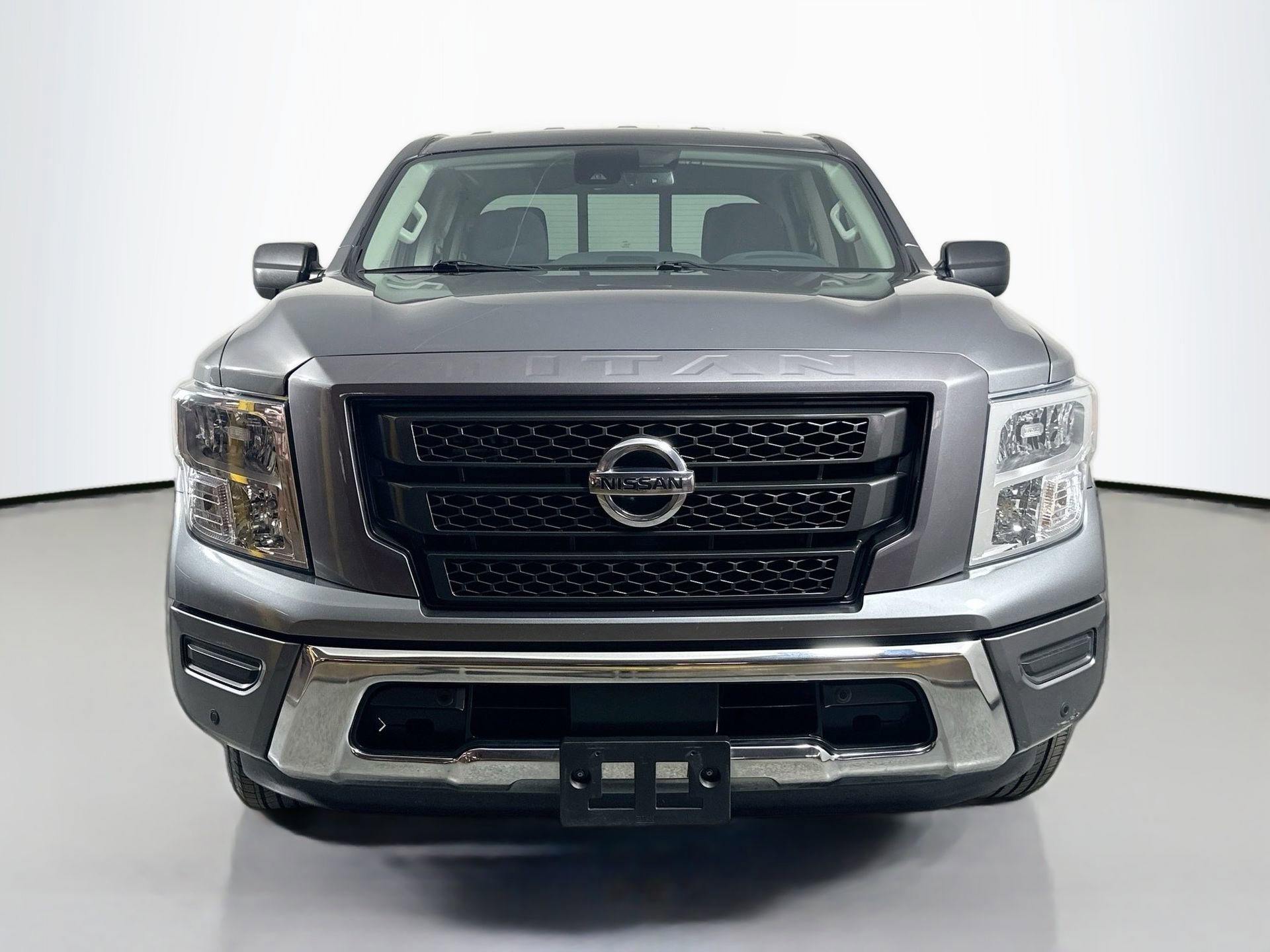 Used 2022 Nissan Titan SV w/ SV Convenience Package image 2