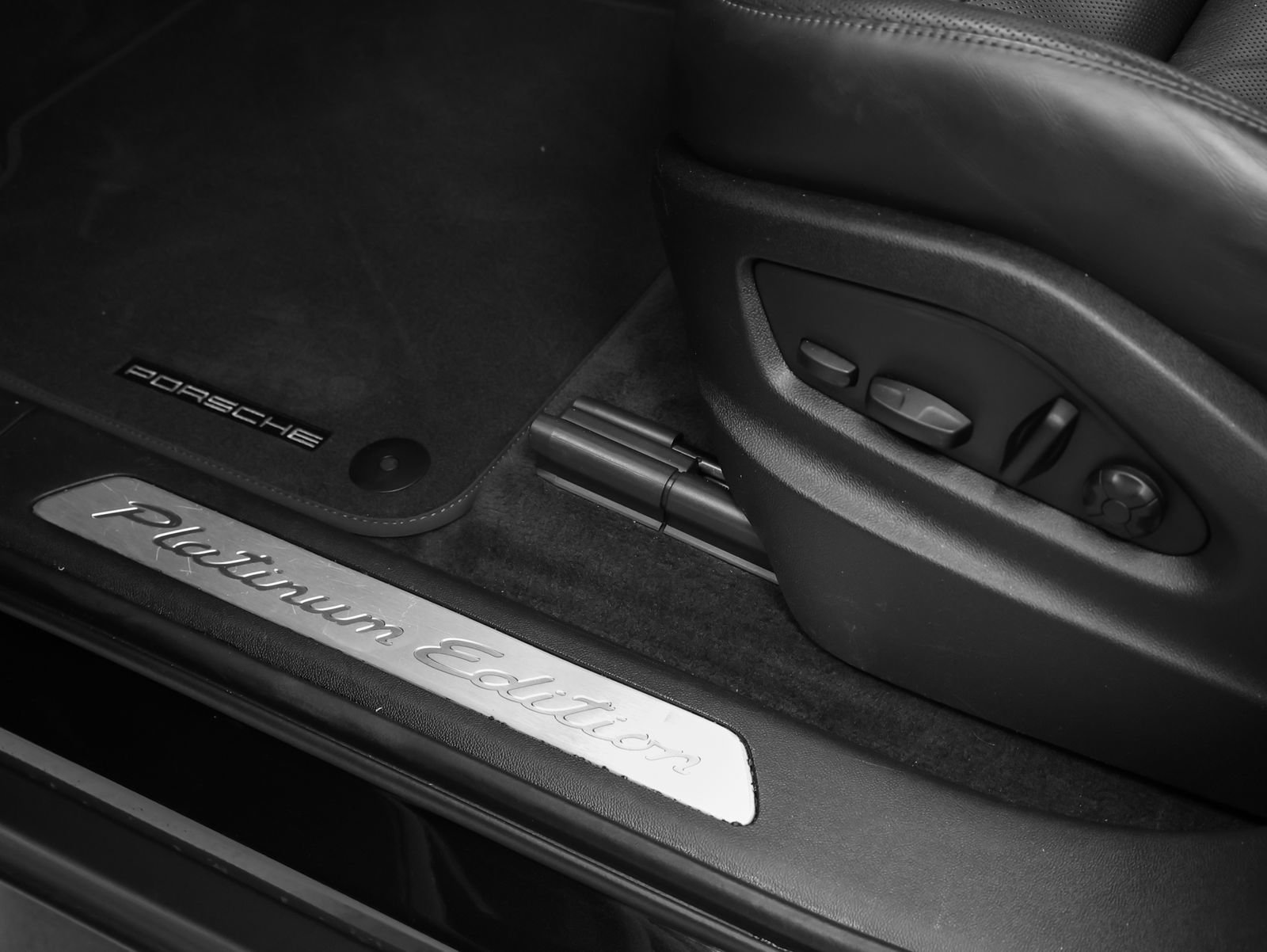 Certified 2022 Porsche Cayenne Platinum Edition AWD/4WD image 27