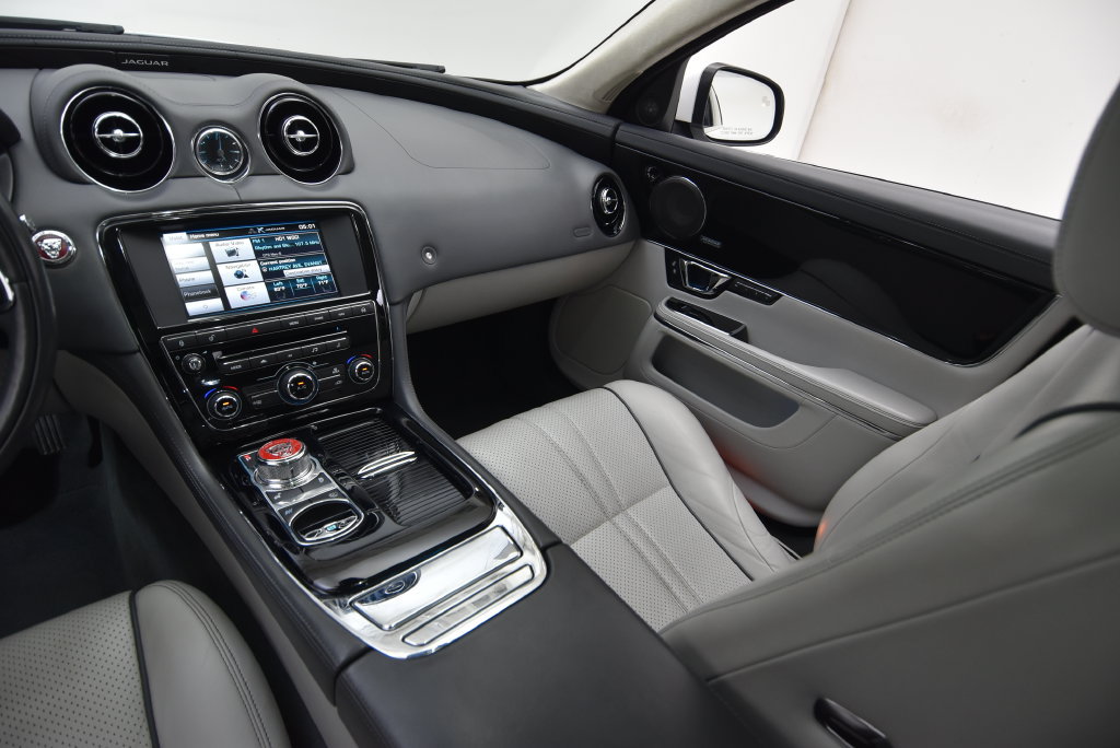 Used 2015 Jaguar XJ L Supercharged RWD image 32