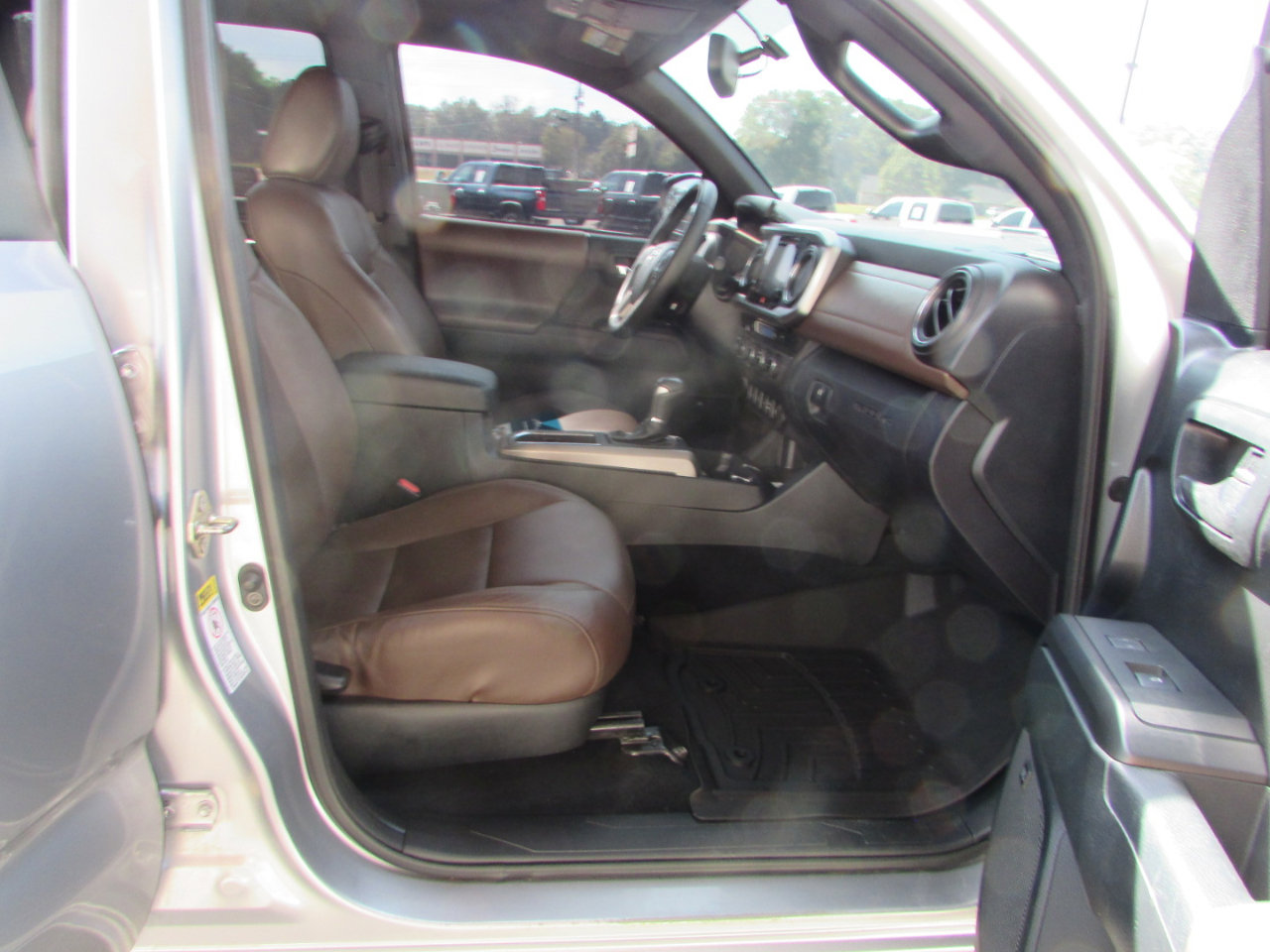Used 2016 Toyota Tacoma Limited image 12