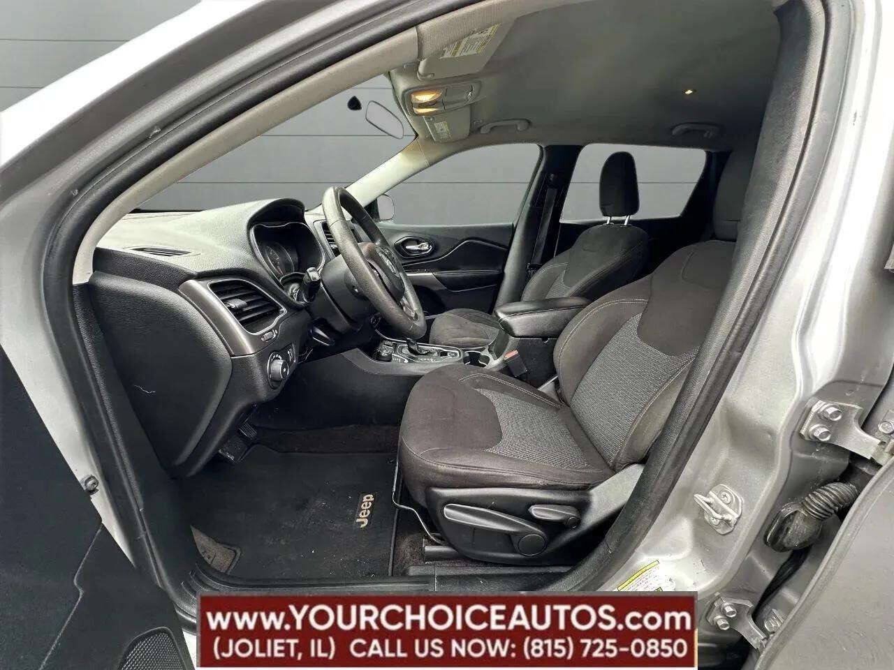 Used 2019 Jeep Cherokee Latitude w/ Popular Appearance Group AWD/4WD image 35