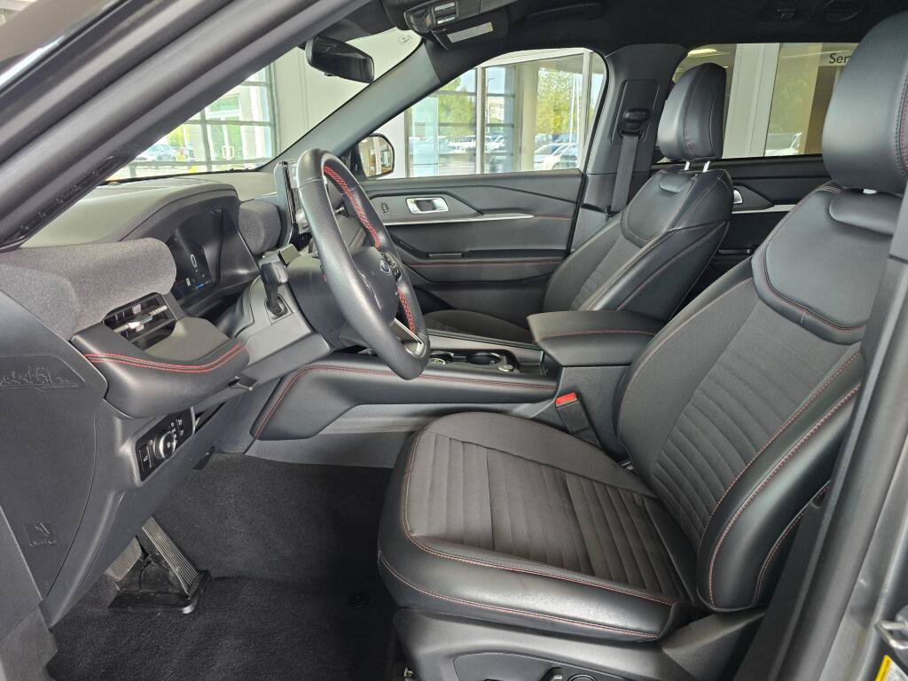 Used 2025 Ford Explorer ST-Line AWD/4WD image 16