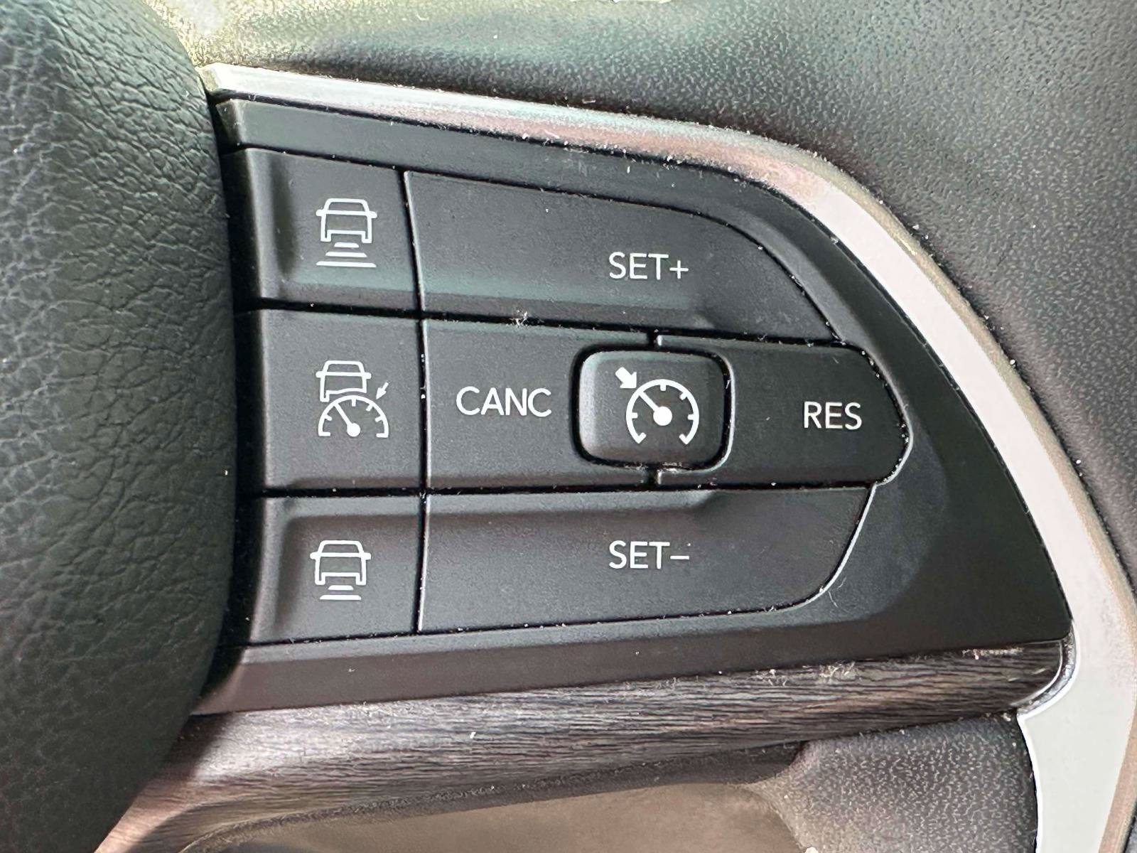 Used 2024 Jeep Grand Cherokee Limited w/ Black Appearance Package AWD/4WD image 21