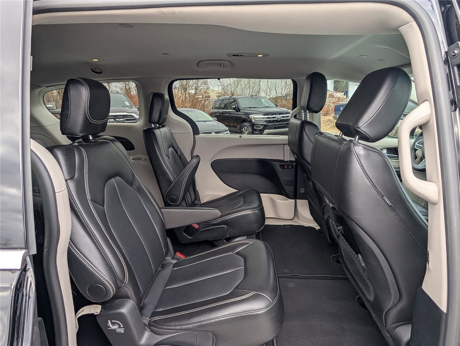 Used 2024 Chrysler Pacifica Touring-L image 11