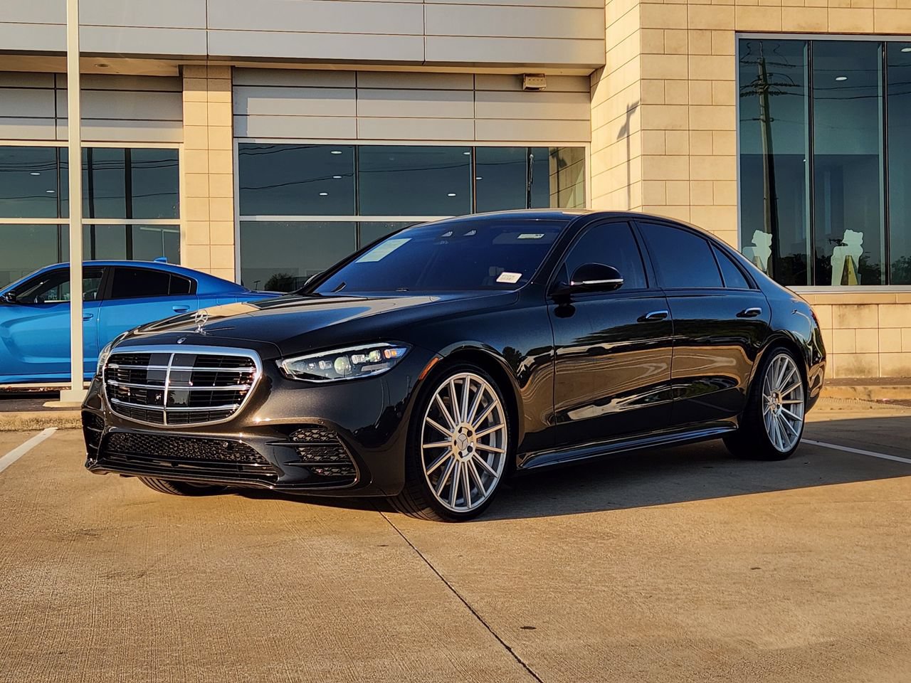 Used 2023 Mercedes-Benz S 580 4MATIC Sedan w/ AMG Line image 3