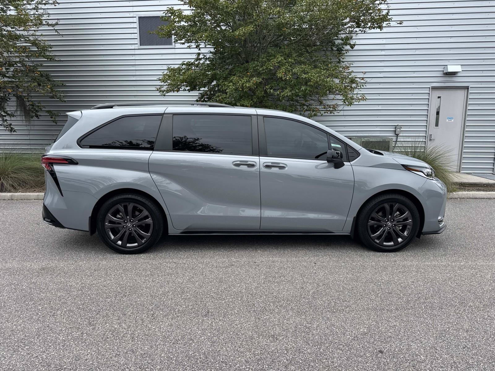 Used 2025 Toyota Sienna XSE w/ XSE Plus Package FWD image 5