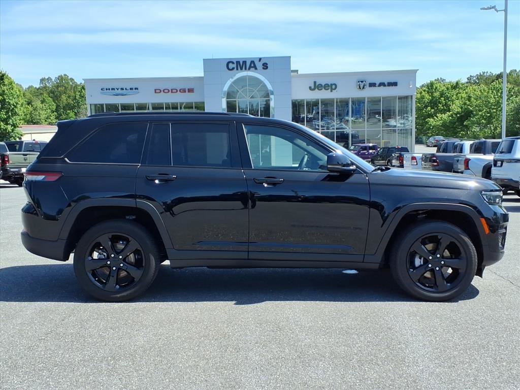 Used 2024 Jeep Grand Cherokee Altitude AWD/4WD image 7