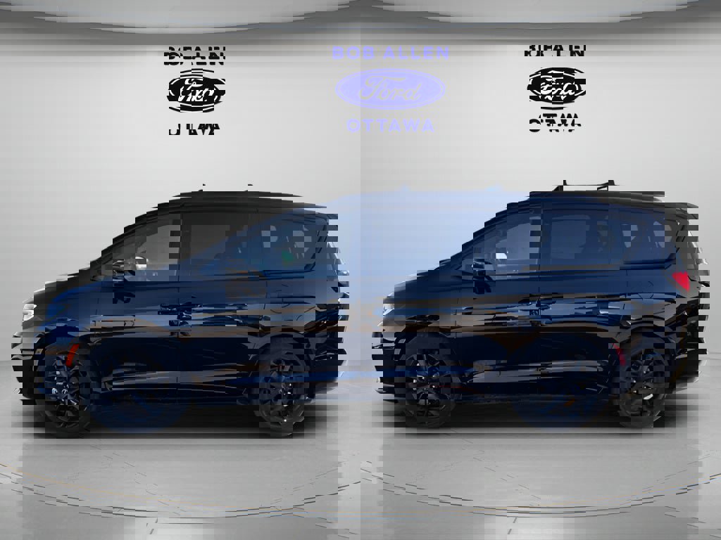 Used 2025 Chrysler Pacifica Limited image 2