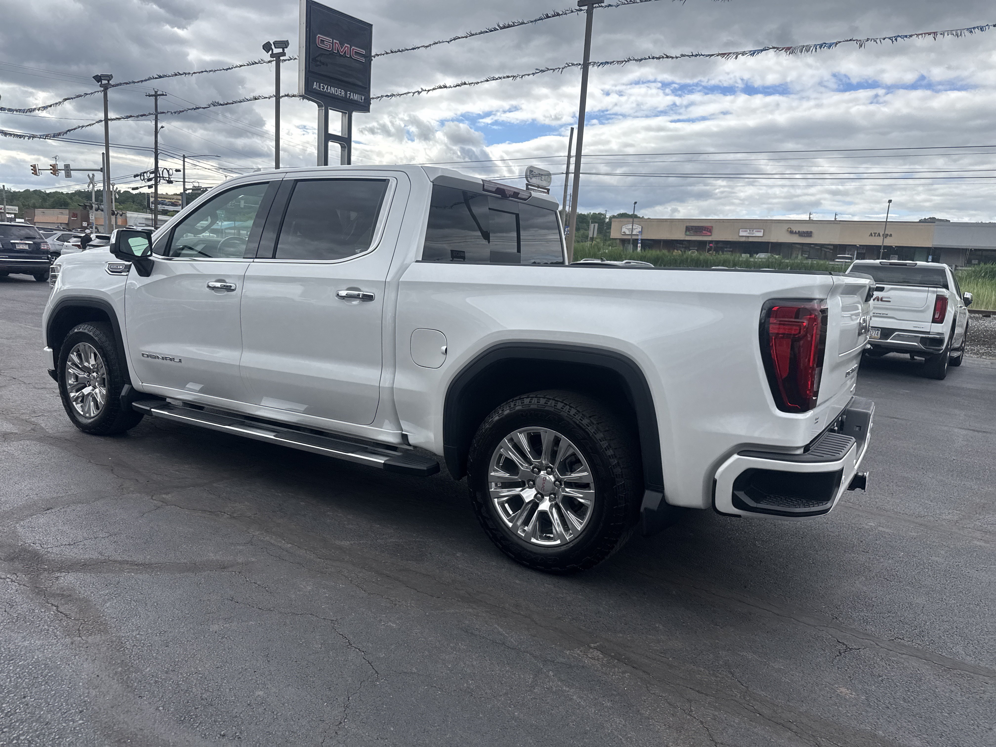 Used 2024 GMC Sierra 1500 Denali w/ Technology Package AWD/4WD image 6