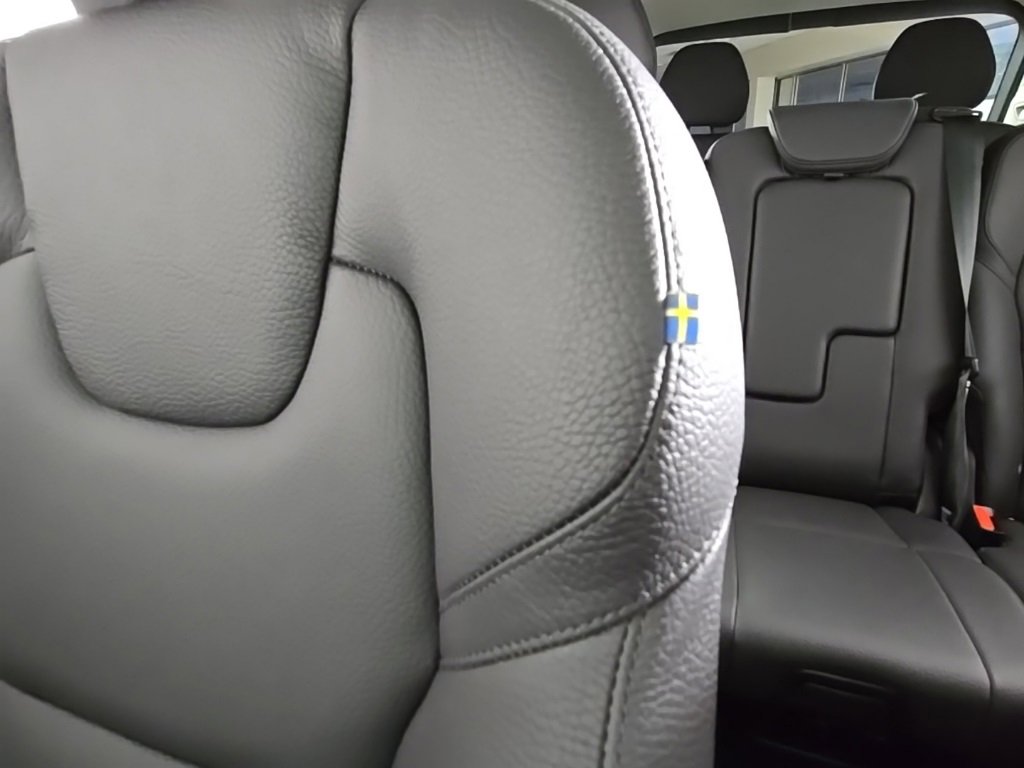 Certified 2025 Volvo XC90 T8 Plus image 29