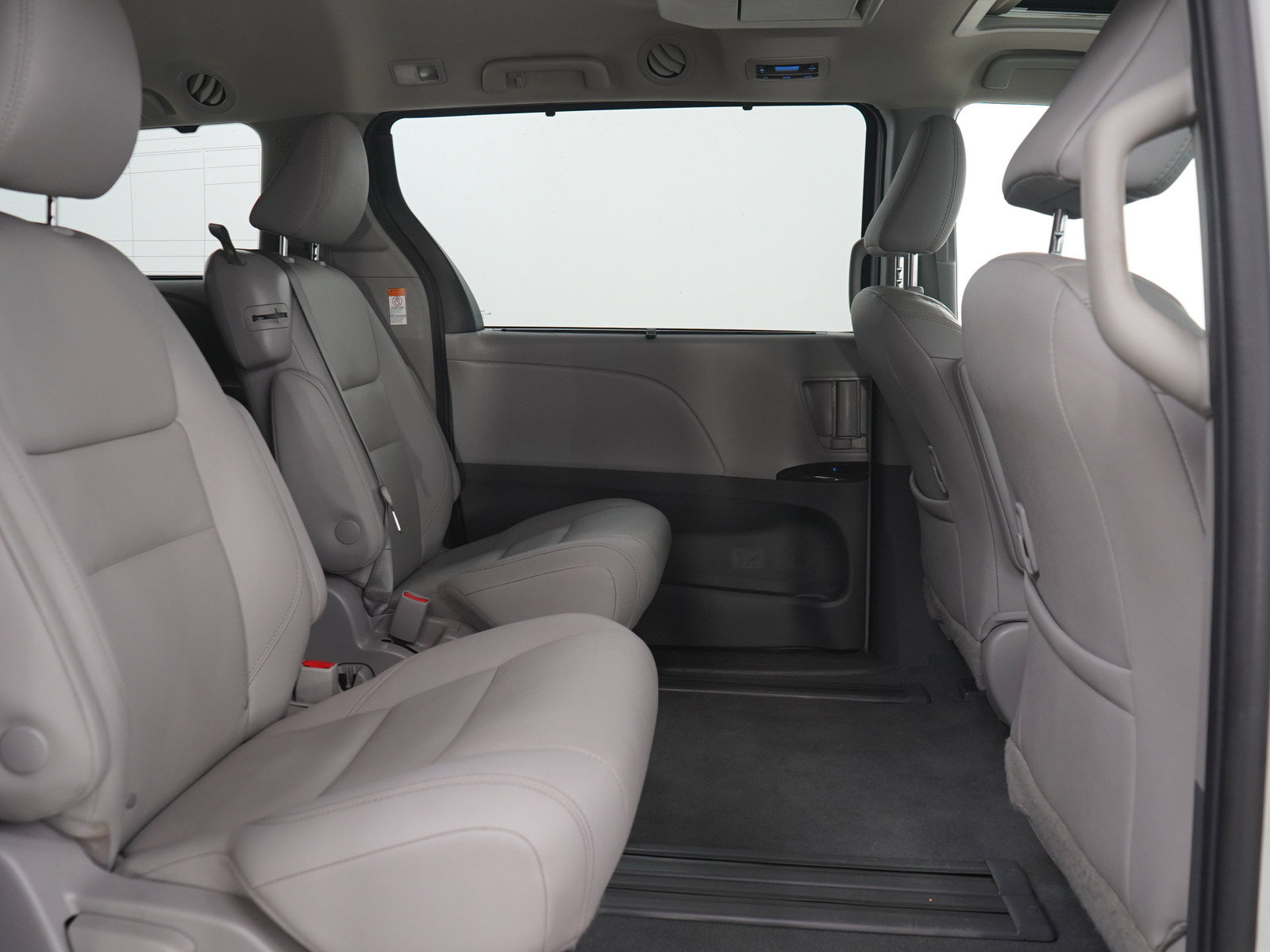 Used 2020 Toyota Sienna XLE Premium w/ Carpet Mat Package FWD image 14
