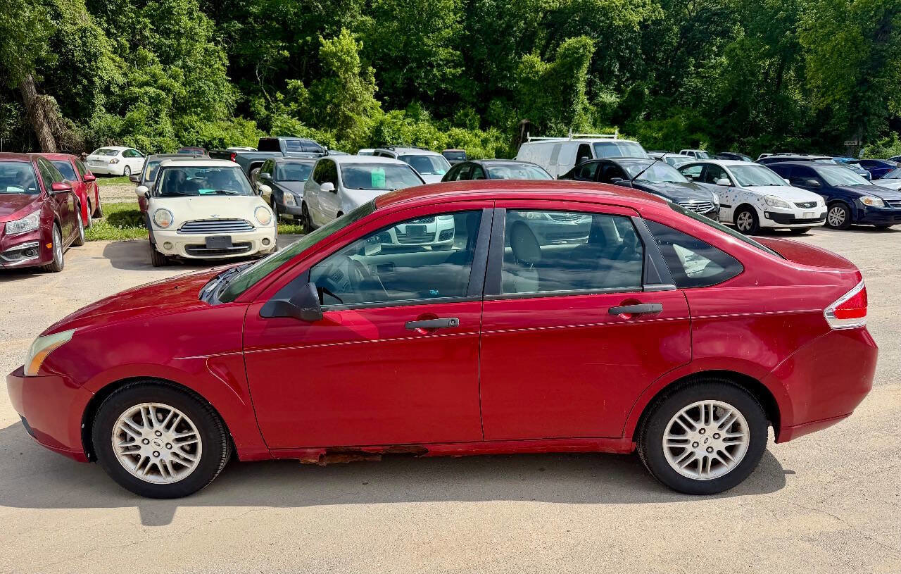 Used 2010 Ford Focus SE FWD image 2