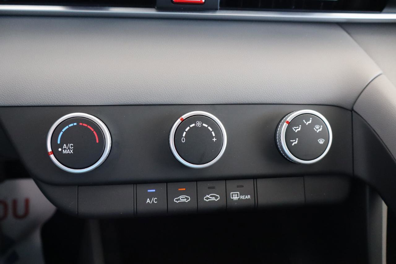 Used 2025 Hyundai Elantra SE image 21