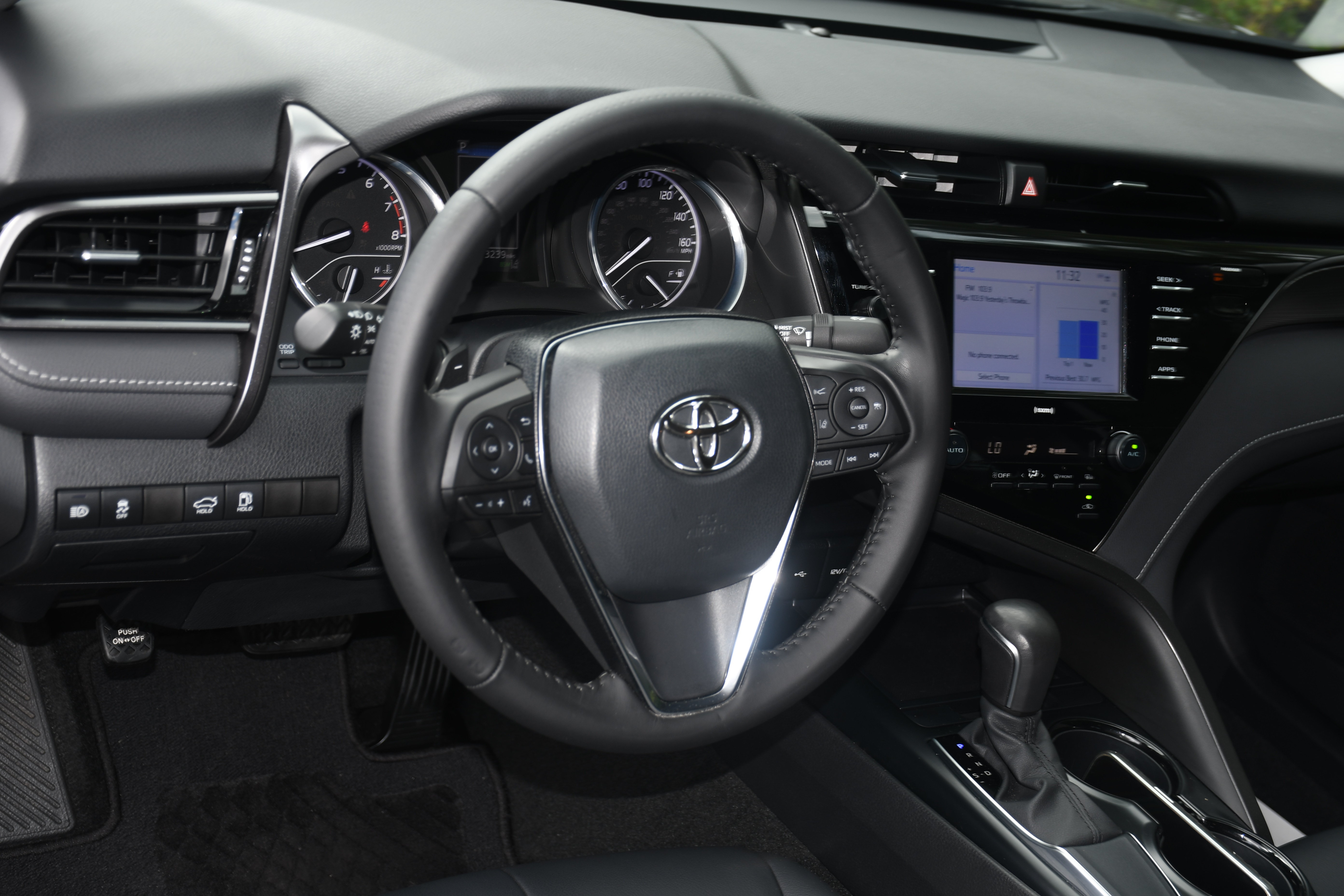 Used 2020 Toyota Camry SE w/ Convenience Package FWD image 8