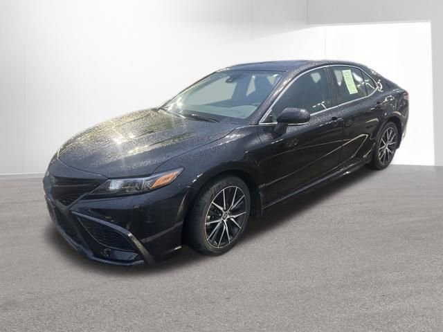 Used 2023 Toyota Camry SE FWD image 2