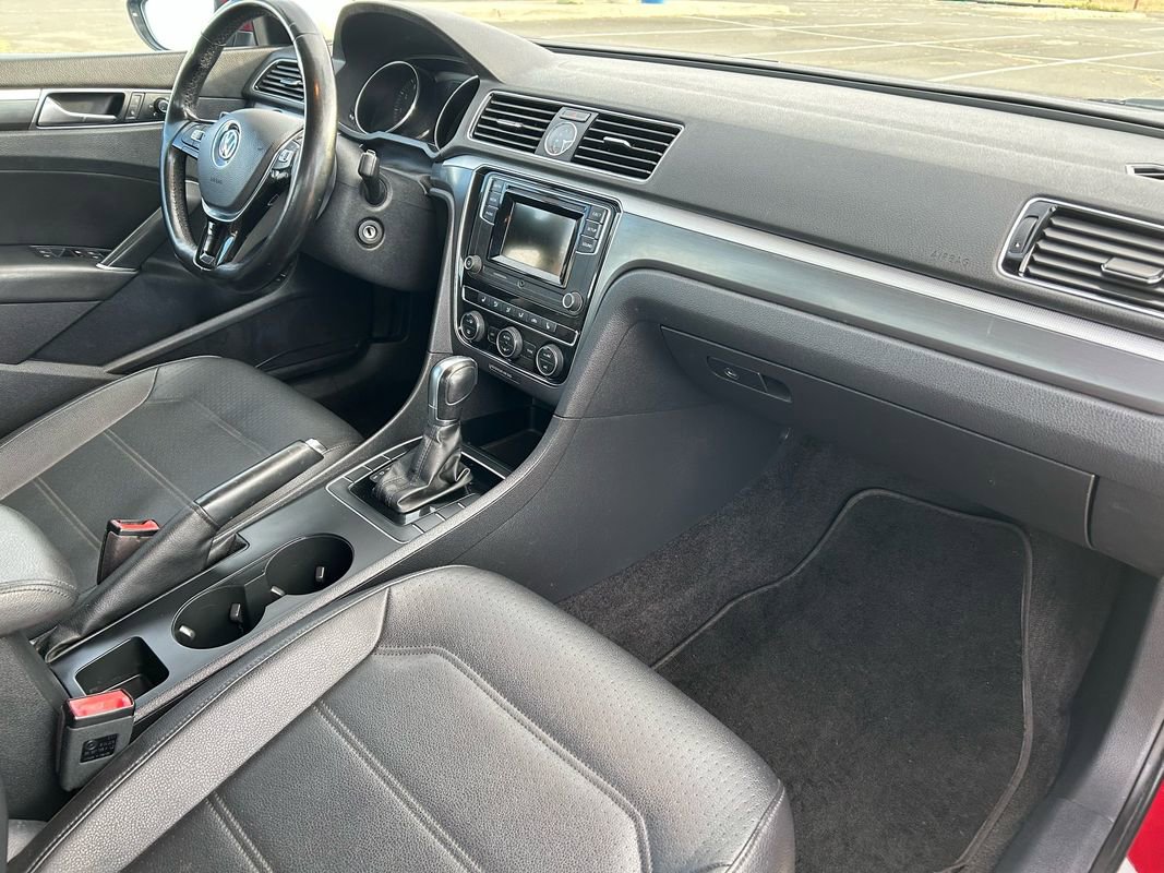 Used 2016 Volkswagen Passat 1.8T R-Line image 11