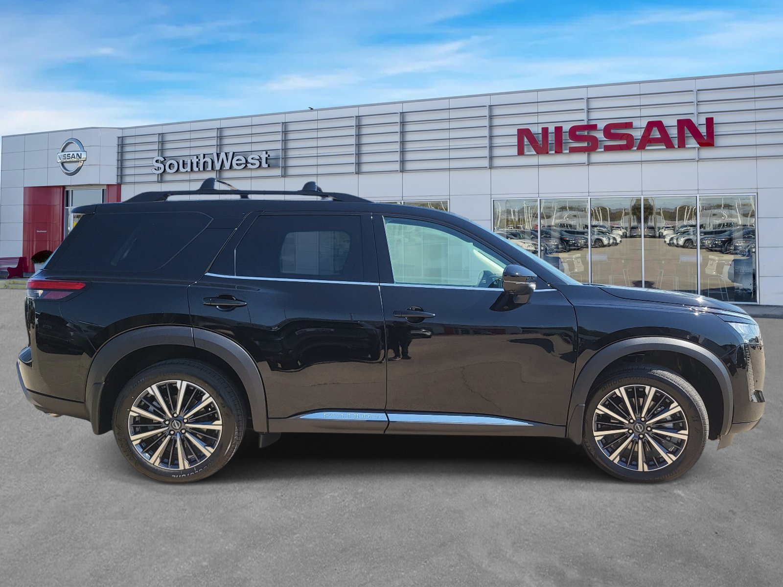 New 2026 Nissan Pathfinder Platinum w/ Accent Package FWD image 4
