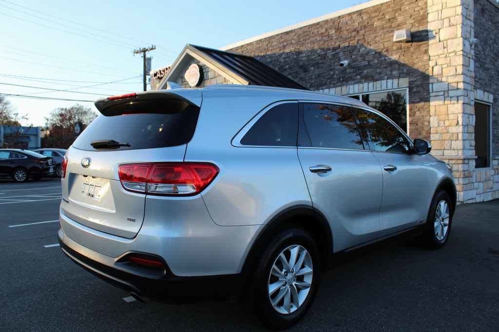 Used 2017 Kia Sorento LX w/ LX Convenience Package image 5