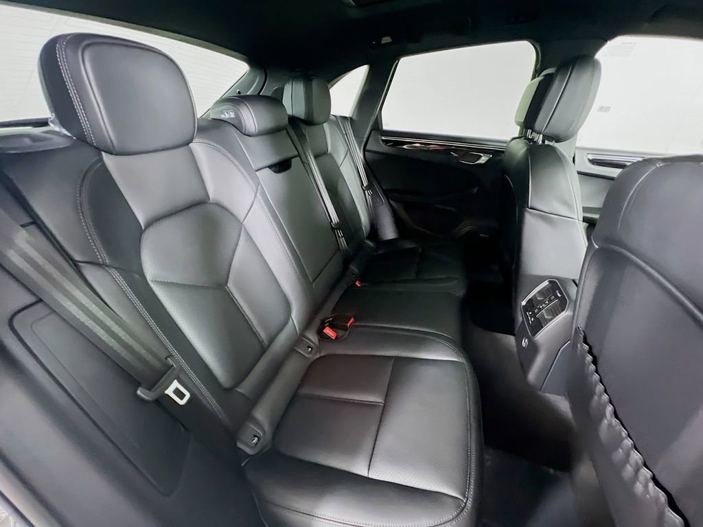 Certified 2026 Porsche Macan AWD/4WD image 29