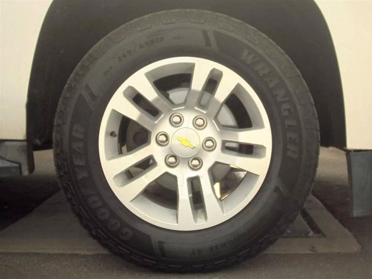 Used 2015 Chevrolet Suburban LT RWD image 10
