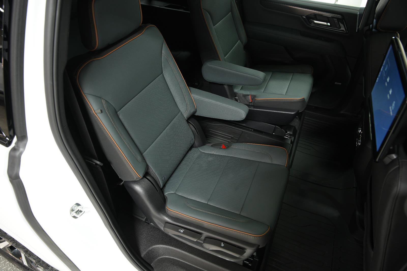 New 2026 GMC Yukon XL AT4 w/ AT4 Premium Plus Package AWD/4WD image 19