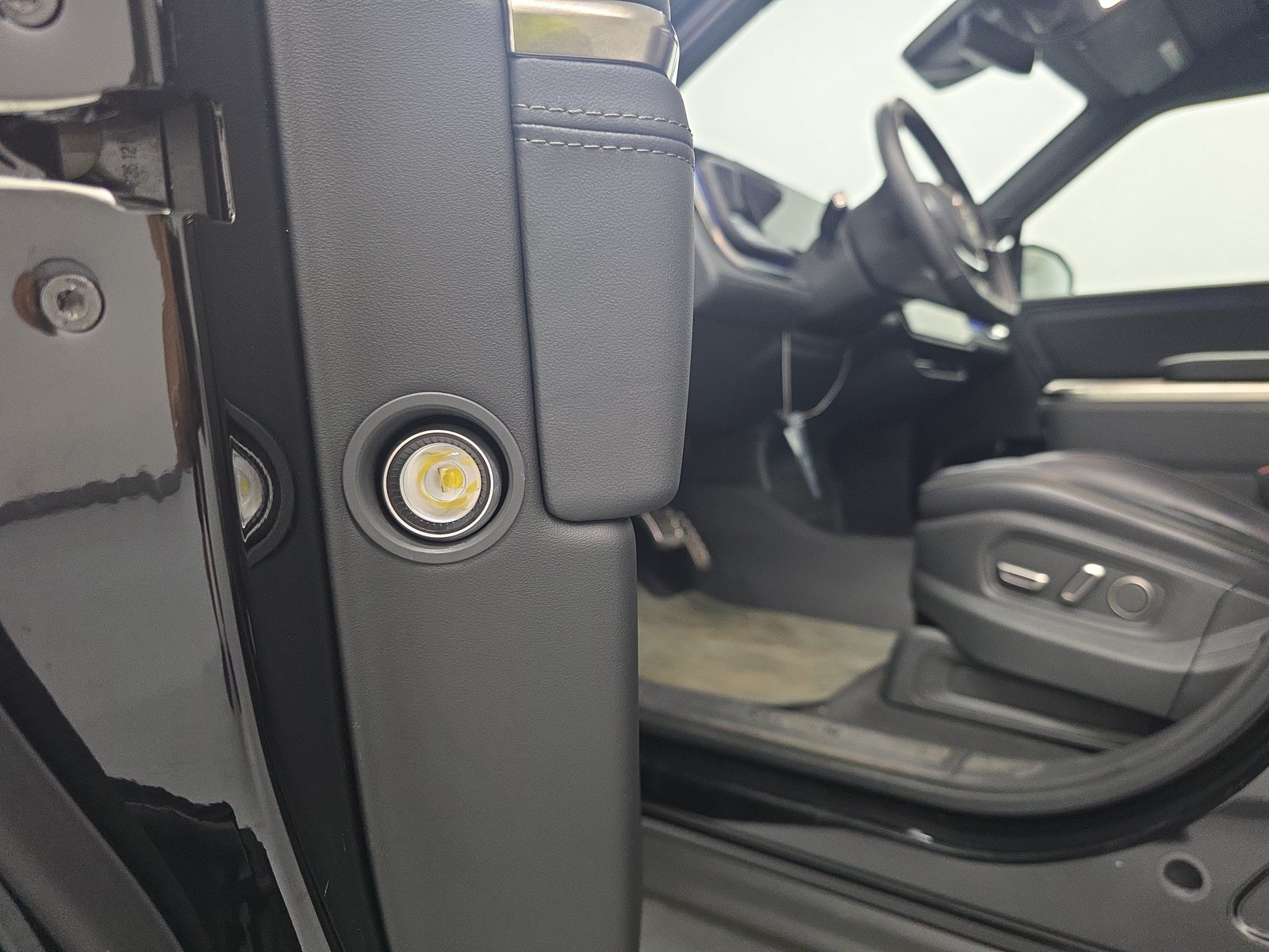 Used 2024 Rivian R1S Adventure AWD/4WD image 32