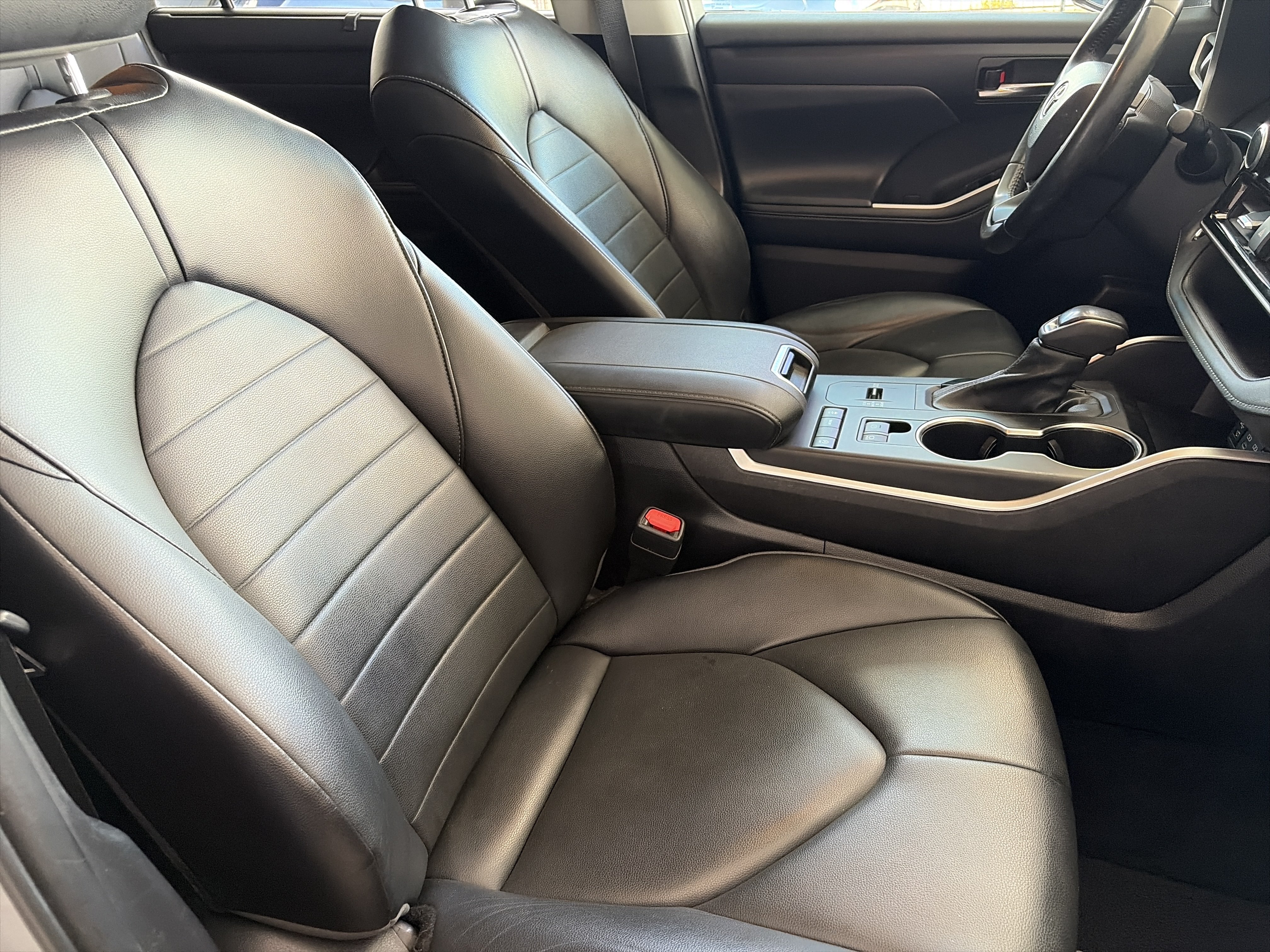 Used 2022 Toyota Highlander XLE FWD image 18