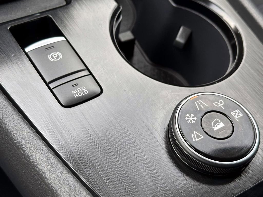 Certified 2025 Nissan Rogue SV image 32