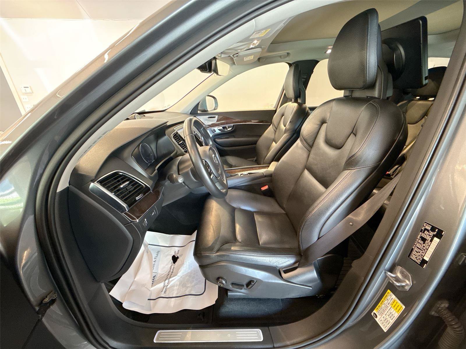 Used 2016 Volvo XC90 T6 Momentum w/ Momentum Plus Package AWD/4WD image 13