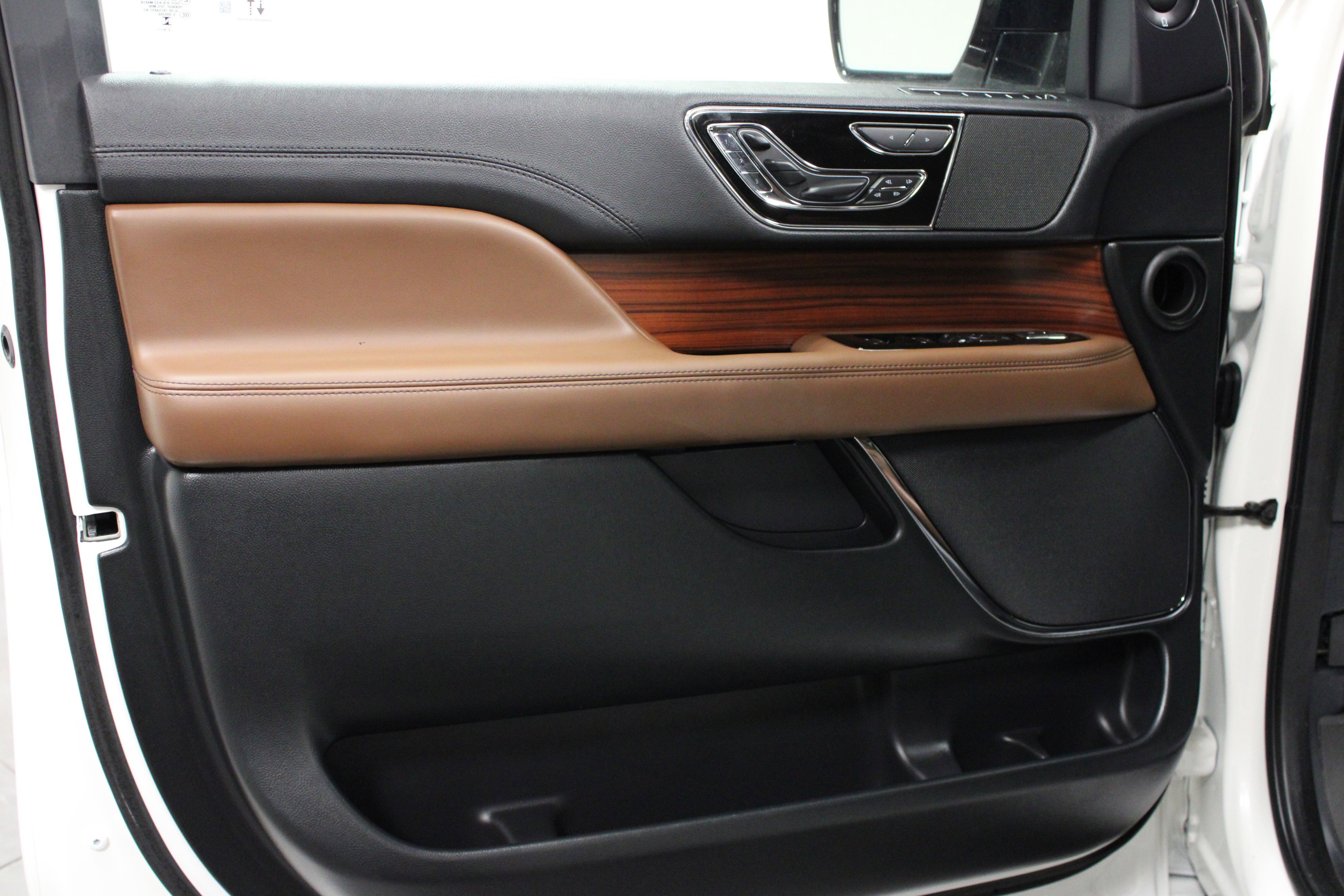 Used 2024 Lincoln Navigator Reserve image 11