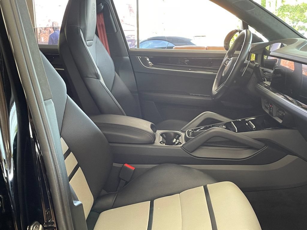 Used 2024 Porsche Cayenne Turbo AWD/4WD image 28