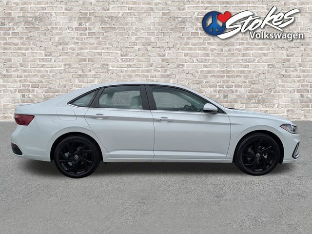 Certified 2025 Volkswagen Jetta SE FWD image 3