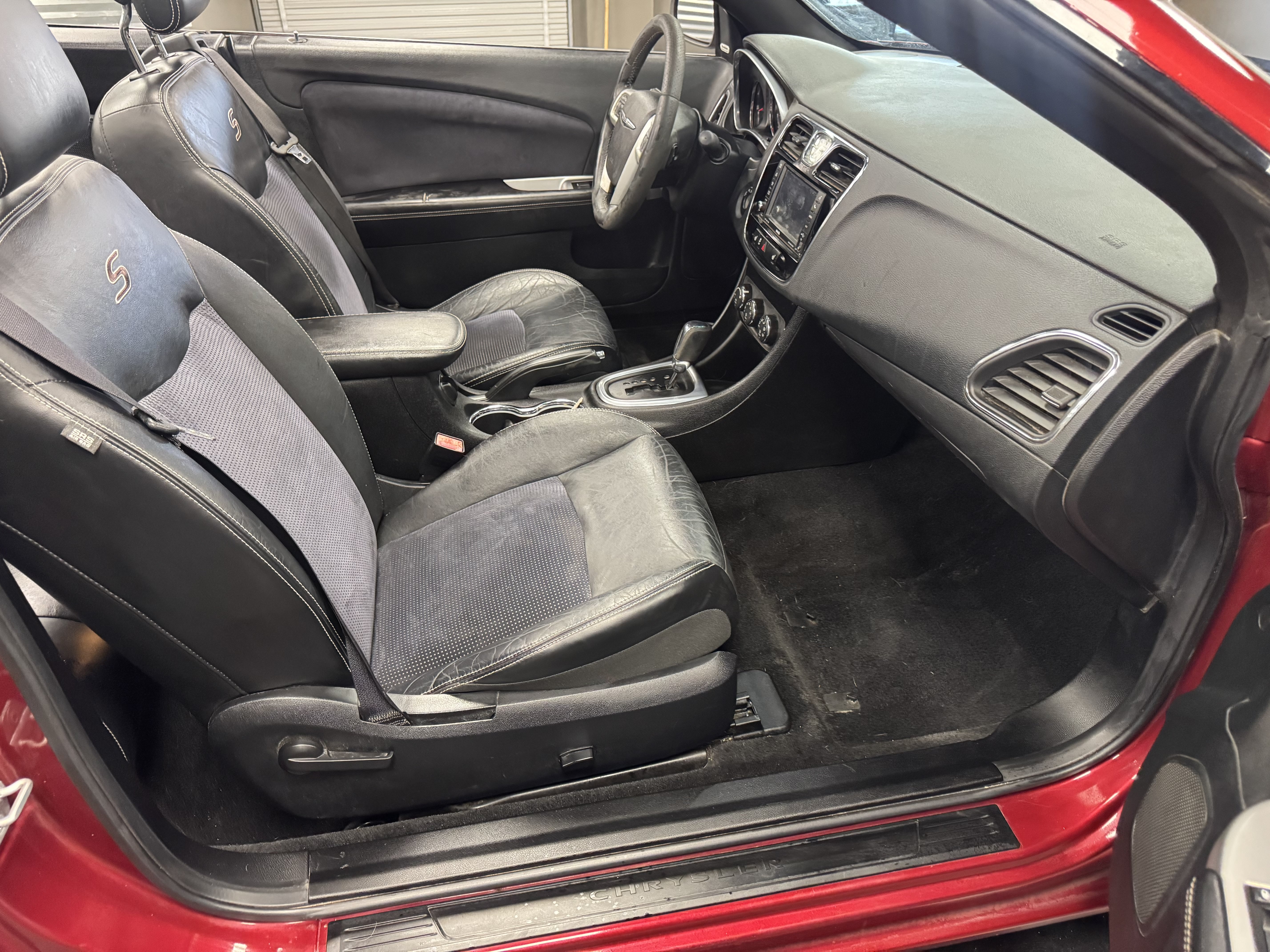 Used 2013 Chrysler 200 S FWD image 10