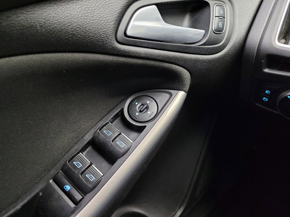 Used 2016 Ford Focus Titanium FWD image 27
