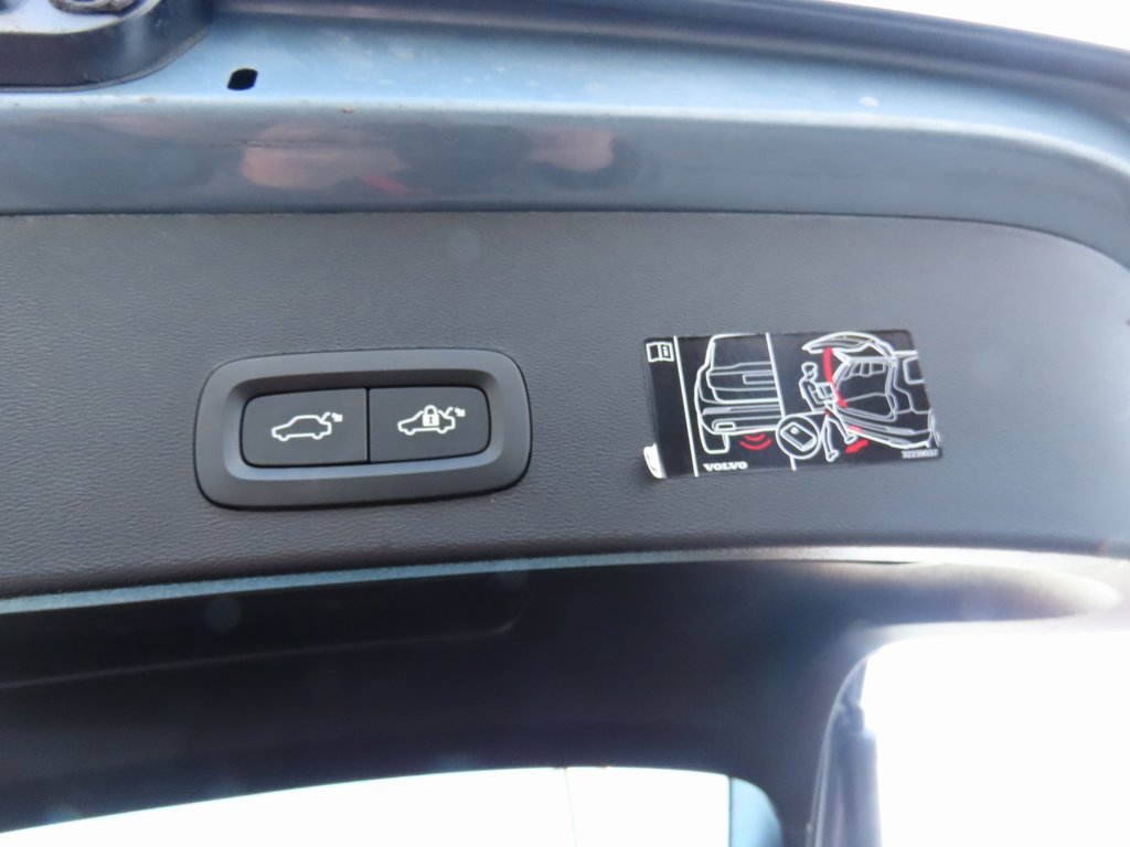 Used 2021 Volvo XC40 P8 Recharge image 21