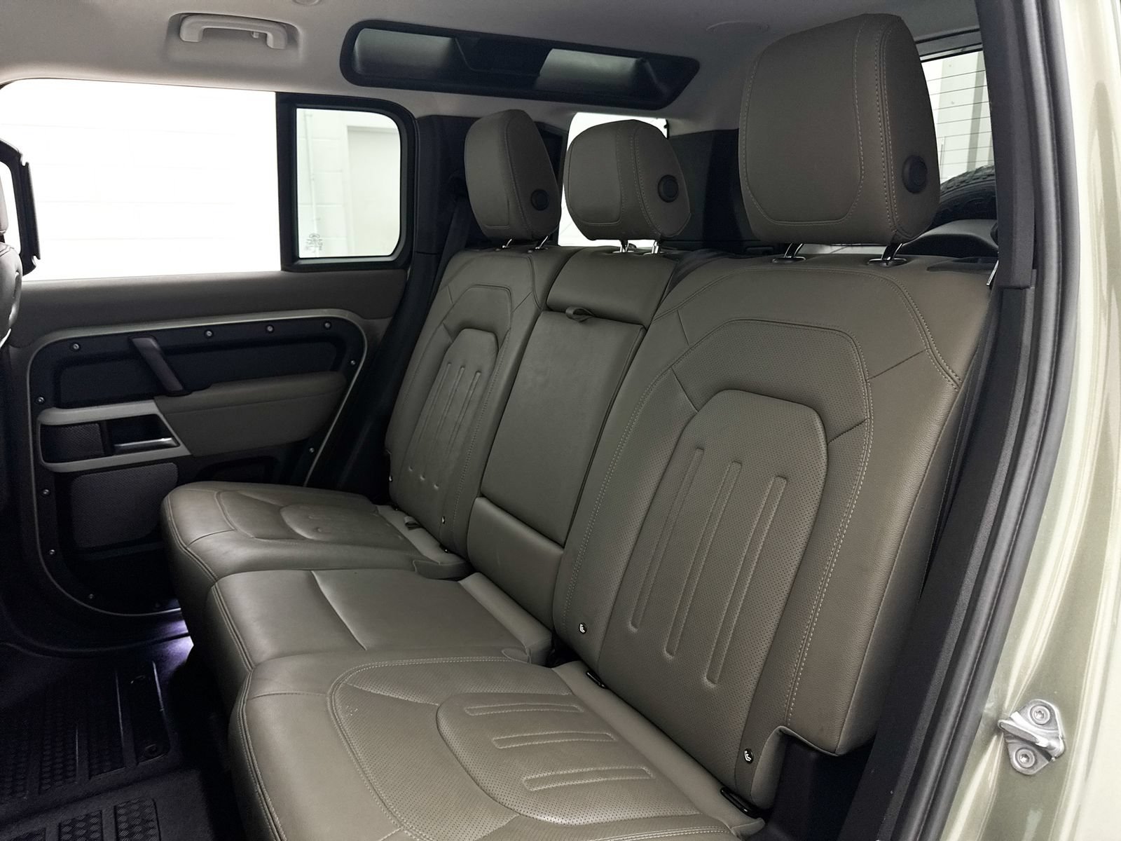 Used 2022 Land Rover Defender 110 SE AWD/4WD image 29