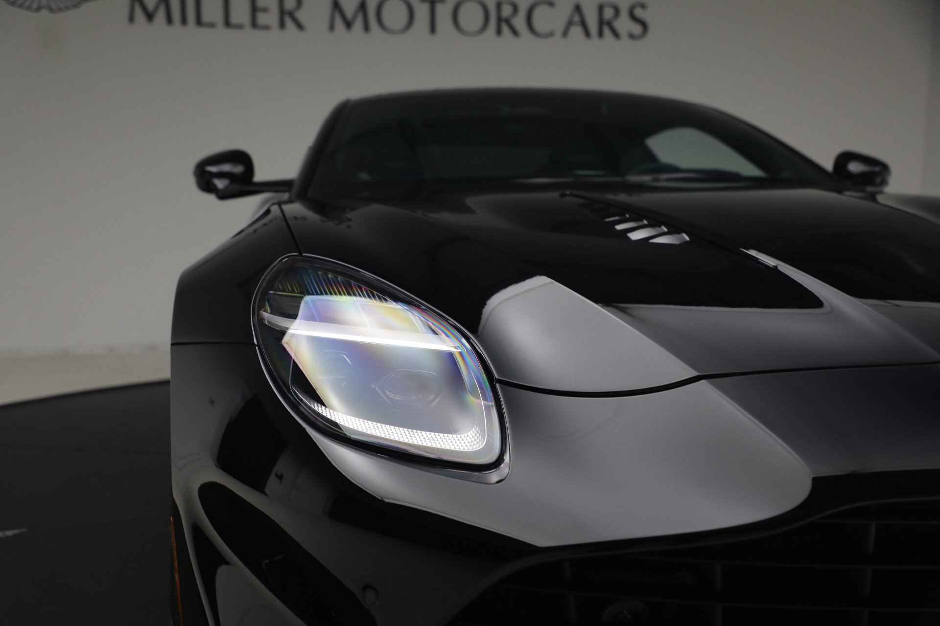 Used 2025 Aston Martin Vanquish RWD image 29