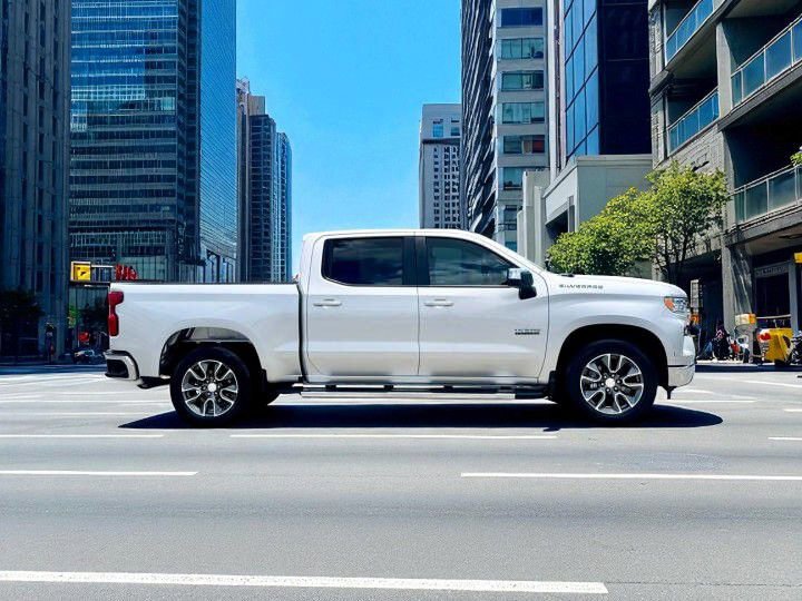 Used 2022 Chevrolet Silverado 1500 LT image 2