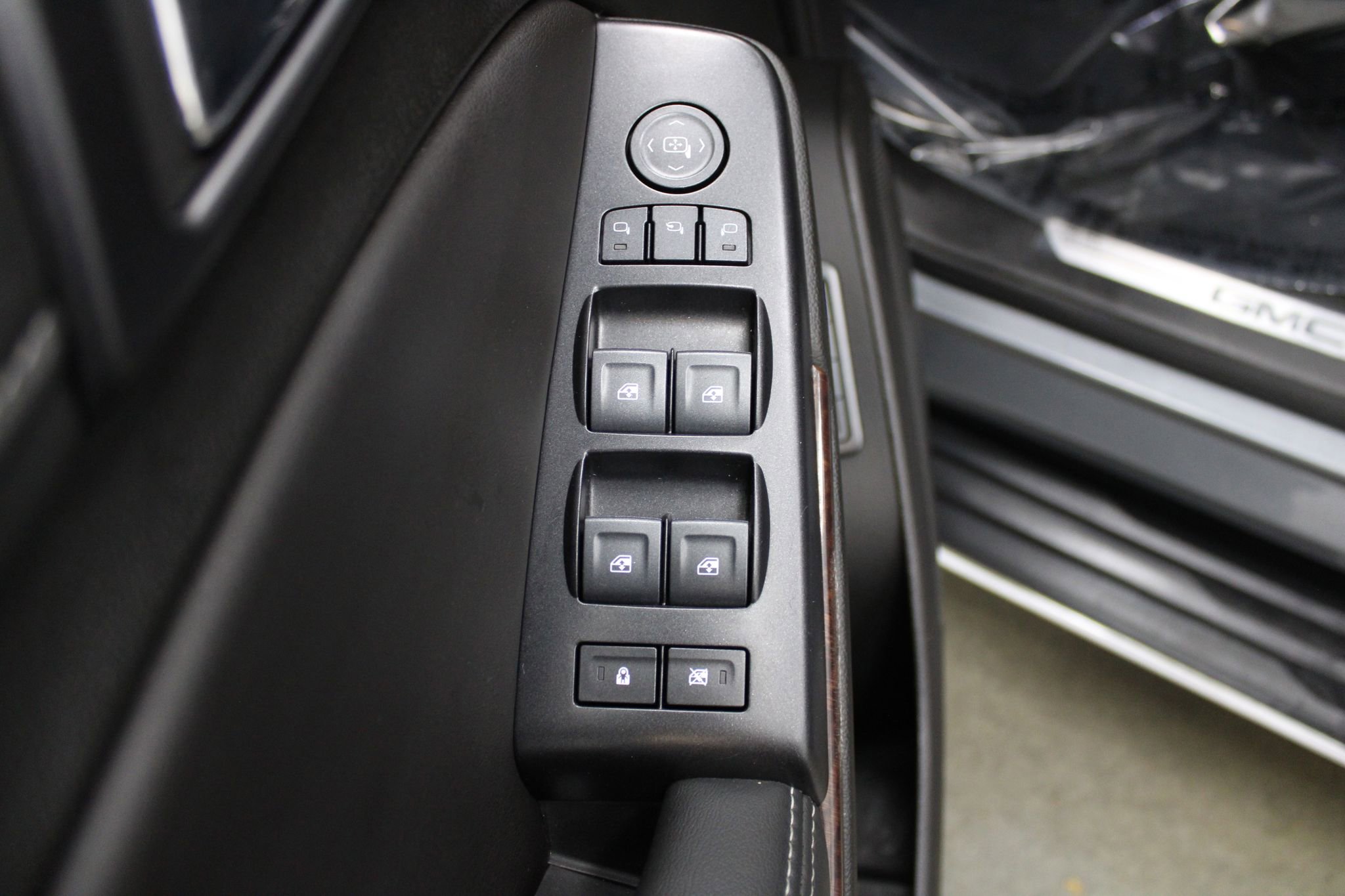 Used 2018 GMC Yukon SLT image 12