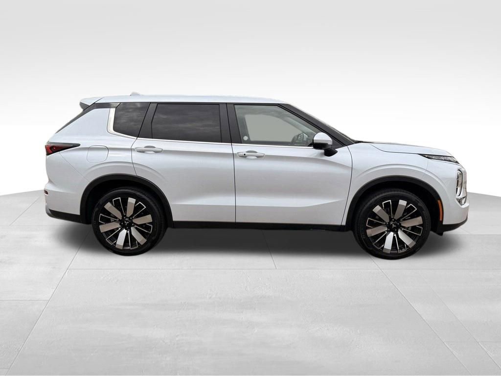 Used 2025 Mitsubishi Outlander SE FWD image 9